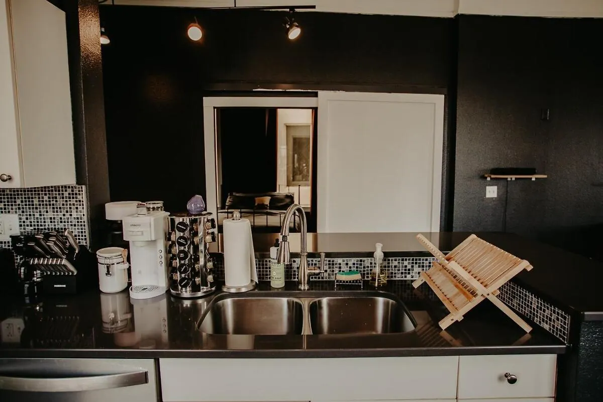 The Downtown Bungalow Loft Memphis Apartment