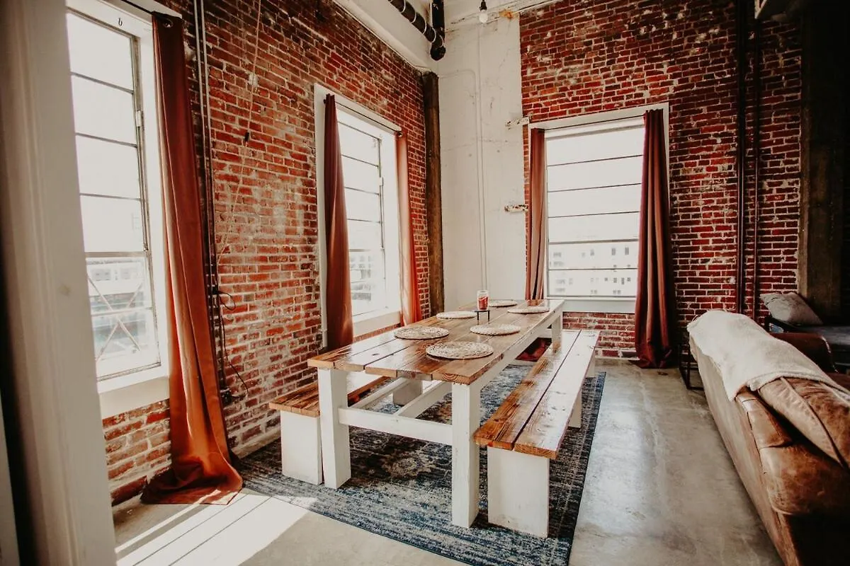 The Downtown Bungalow Loft Memphis Apartment